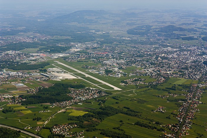 Blick vom Untersberg auf den Flughafen Salzburg
